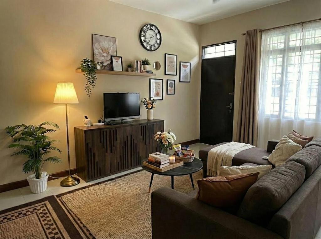 Cosy living room with sofa and TV at Aydan Wonderland Homestay